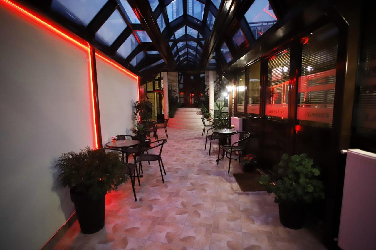 Garni Hotel Laguna Lux Ni Extérieur photo